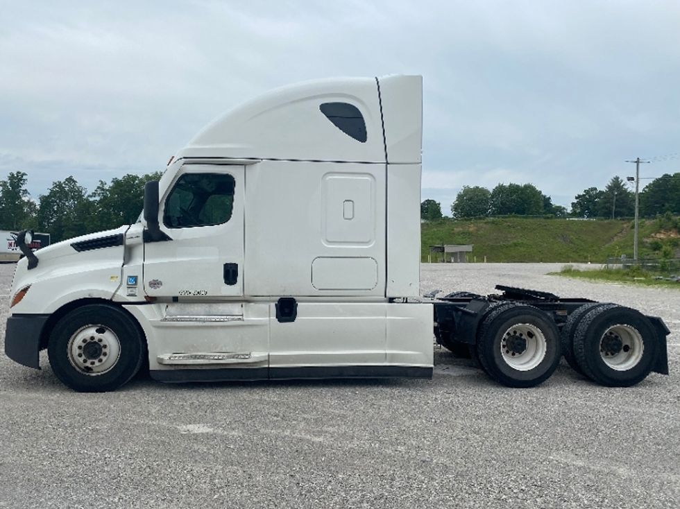 Sleeper Tractor-Heavy Duty Tractors-Freightliner-2022-T12664ST-Corbin-KY-429,558\n\t\tmiles-$ 77,500 - Image 7