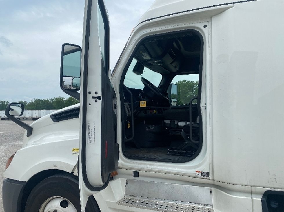 Sleeper Tractor-Heavy Duty Tractors-Freightliner-2022-T12664ST-Corbin-KY-429,558\n\t\tmiles-$ 77,500 - Image 8