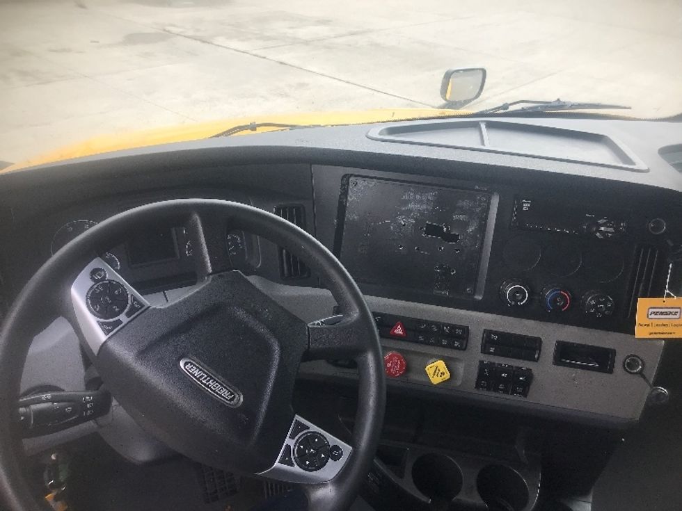 Sleeper Tractor-Heavy Duty Tractors-Freightliner-2022-T12664ST-Corbin-KY-431,754\n\t\tmiles-$ 71,000 - Image 11