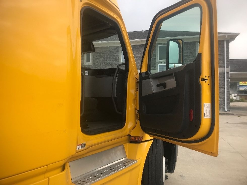 Sleeper Tractor-Heavy Duty Tractors-Freightliner-2022-T12664ST-Corbin-KY-431,754\n\t\tmiles-$ 71,000 - Image 13