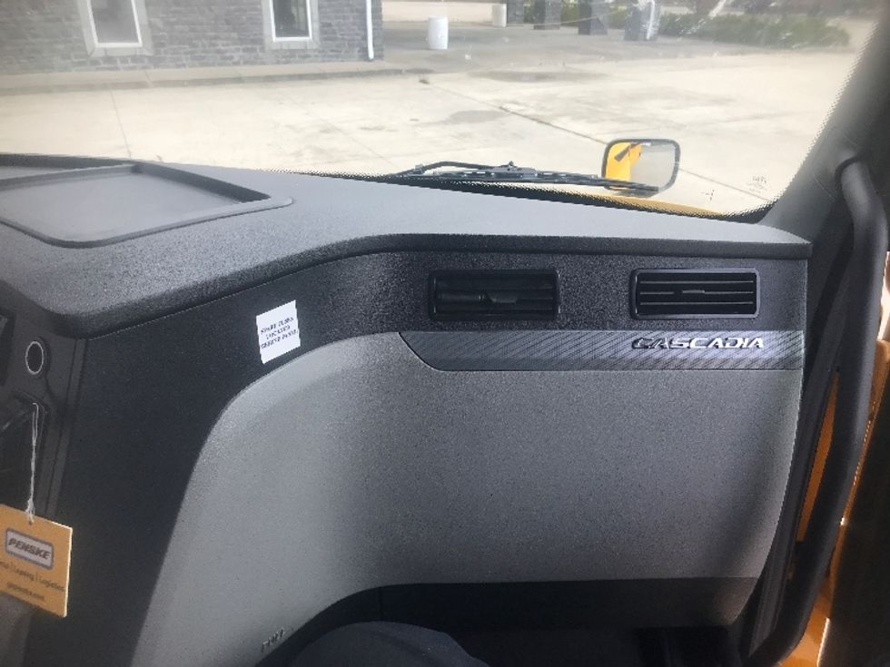 Sleeper Tractor-Heavy Duty Tractors-Freightliner-2022-T12664ST-Corbin-KY-431,754\n\t\tmiles-$ 71,000 - Image 14