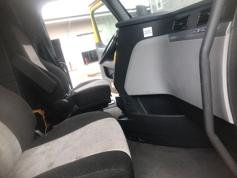 Sleeper Tractor-Heavy Duty Tractors-Freightliner-2022-T12664ST-Corbin-KY-431,754\n\t\tmiles-$ 71,000 - Image 15