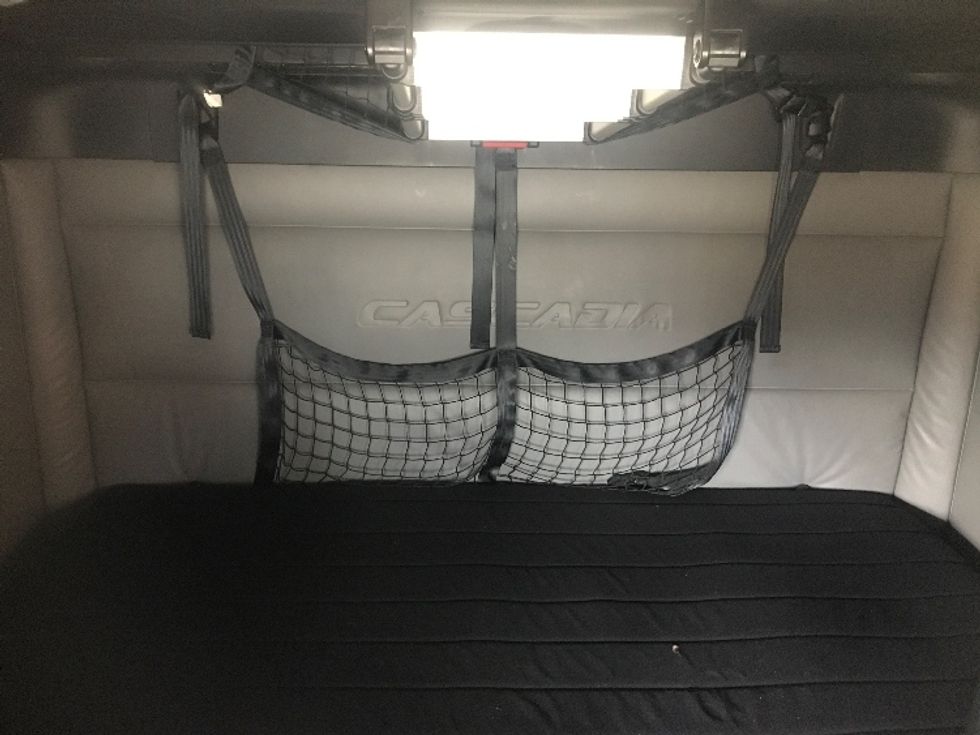 Sleeper Tractor-Heavy Duty Tractors-Freightliner-2022-T12664ST-Corbin-KY-431,754\n\t\tmiles-$ 71,000 - Image 16