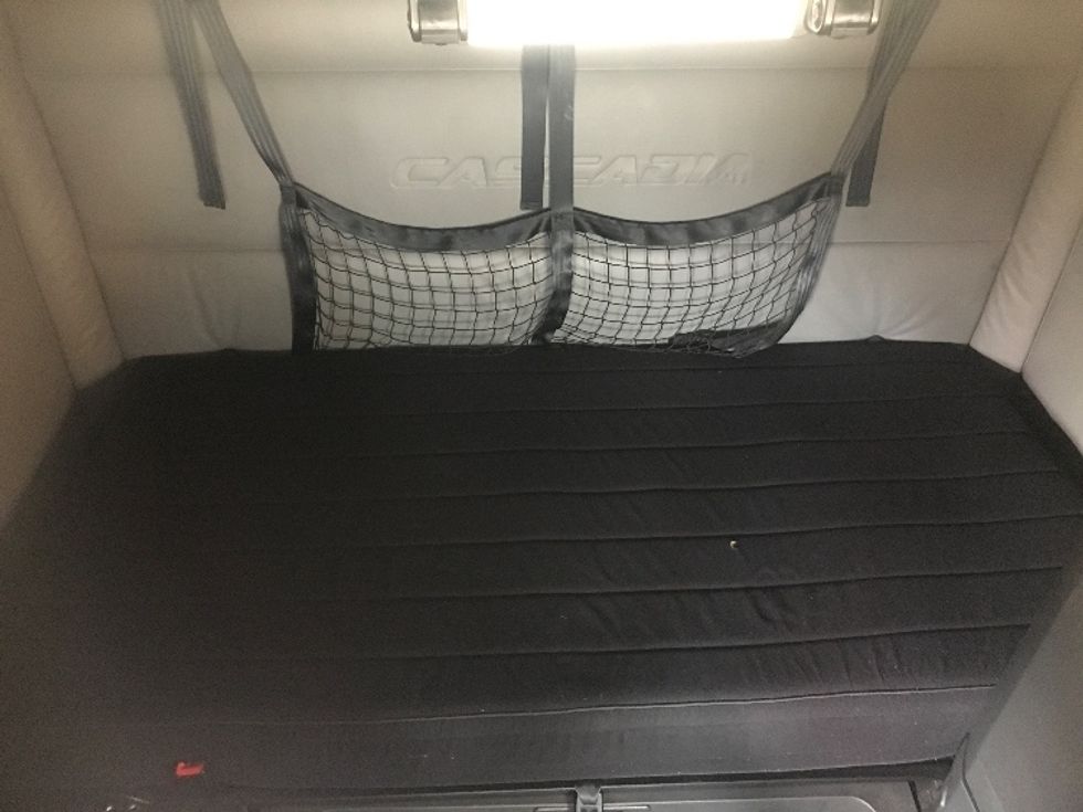 Sleeper Tractor-Heavy Duty Tractors-Freightliner-2022-T12664ST-Corbin-KY-431,754\n\t\tmiles-$ 71,000 - Image 17