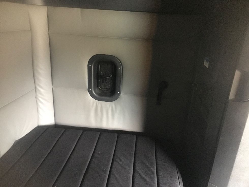 Sleeper Tractor-Heavy Duty Tractors-Freightliner-2022-T12664ST-Corbin-KY-431,754\n\t\tmiles-$ 71,000 - Image 18