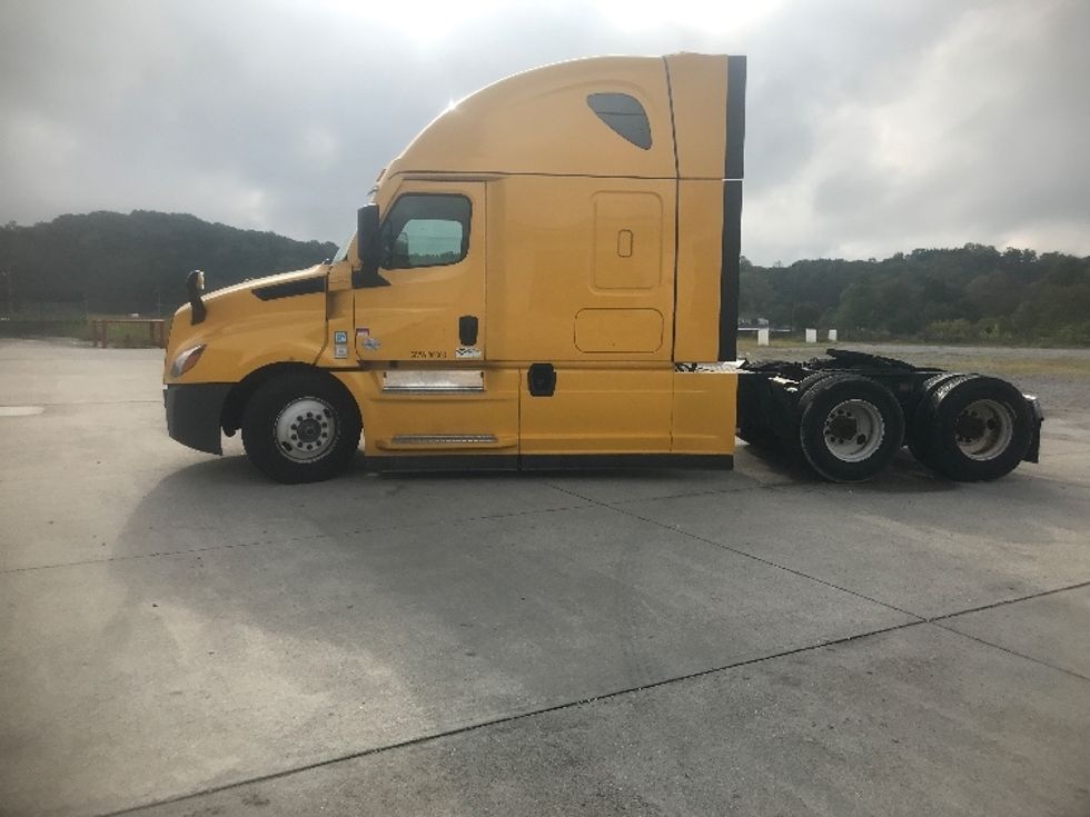 Sleeper Tractor-Heavy Duty Tractors-Freightliner-2022-T12664ST-Corbin-KY-431,754\n\t\tmiles-$ 71,000 - Image 4