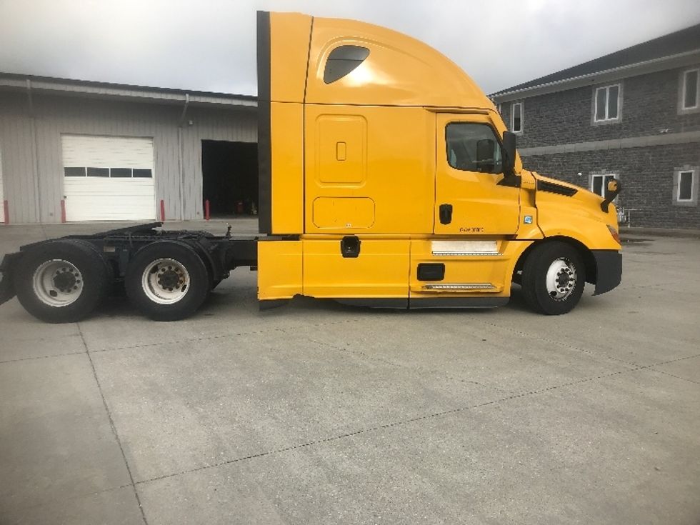 Sleeper Tractor-Heavy Duty Tractors-Freightliner-2022-T12664ST-Corbin-KY-431,754\n\t\tmiles-$ 71,000 - Image 8