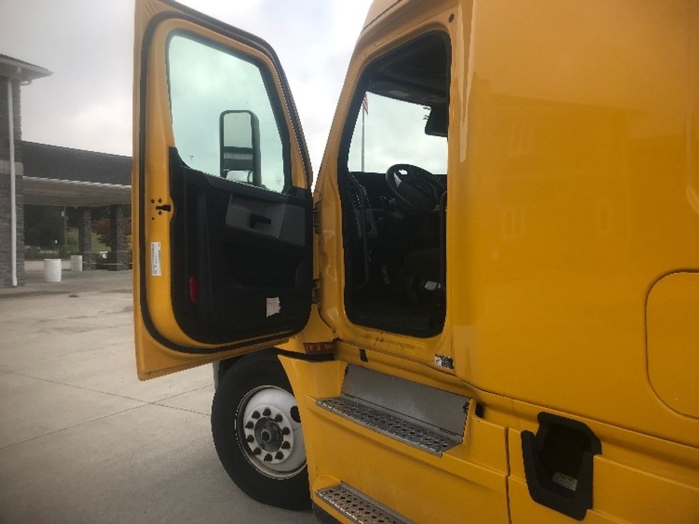 Sleeper Tractor-Heavy Duty Tractors-Freightliner-2022-T12664ST-Corbin-KY-431,754\n\t\tmiles-$ 71,000 - Image 9