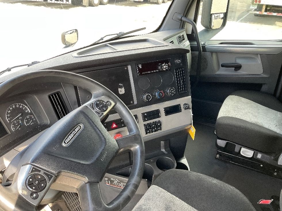 Sleeper Tractor-Heavy Duty Tractors-Freightliner-2022-T12664ST-Corona-CA-506,762\n\t\tmiles-$ 77,750 - Image 10