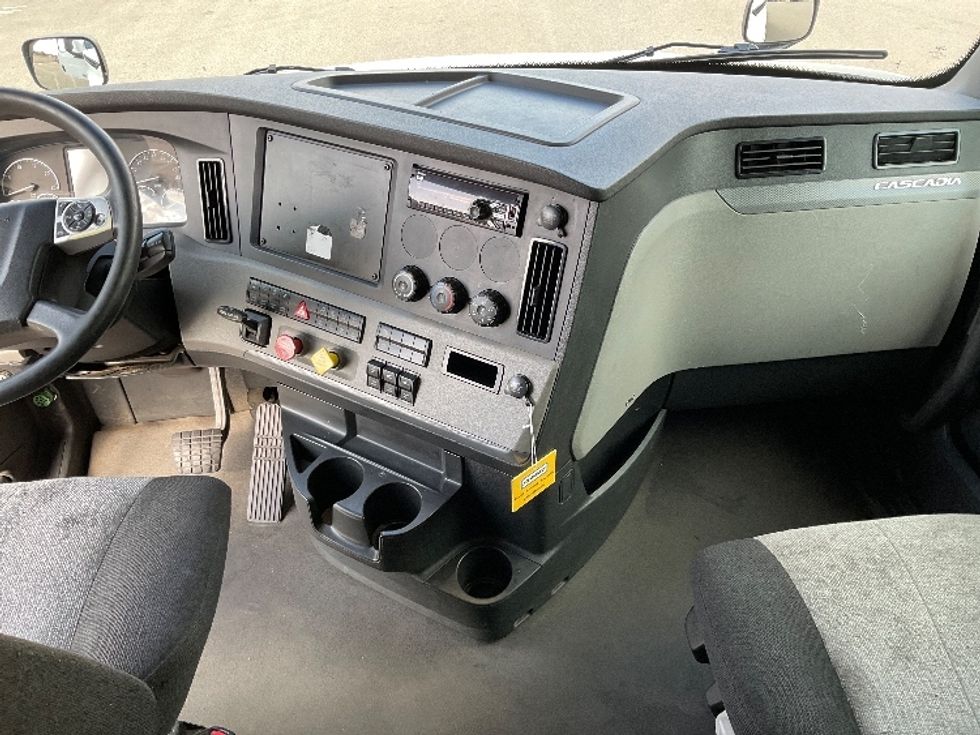 Sleeper Tractor-Heavy Duty Tractors-Freightliner-2022-T12664ST-Corona-CA-506,762\n\t\tmiles-$ 77,750 - Image 12