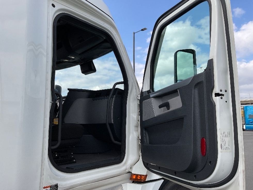 Sleeper Tractor-Heavy Duty Tractors-Freightliner-2022-T12664ST-Corona-CA-506,762\n\t\tmiles-$ 77,750 - Image 13