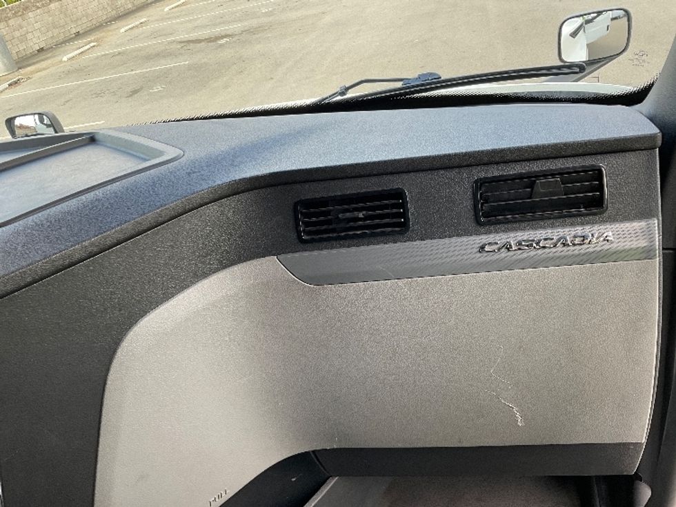 Sleeper Tractor-Heavy Duty Tractors-Freightliner-2022-T12664ST-Corona-CA-506,762\n\t\tmiles-$ 77,750 - Image 14