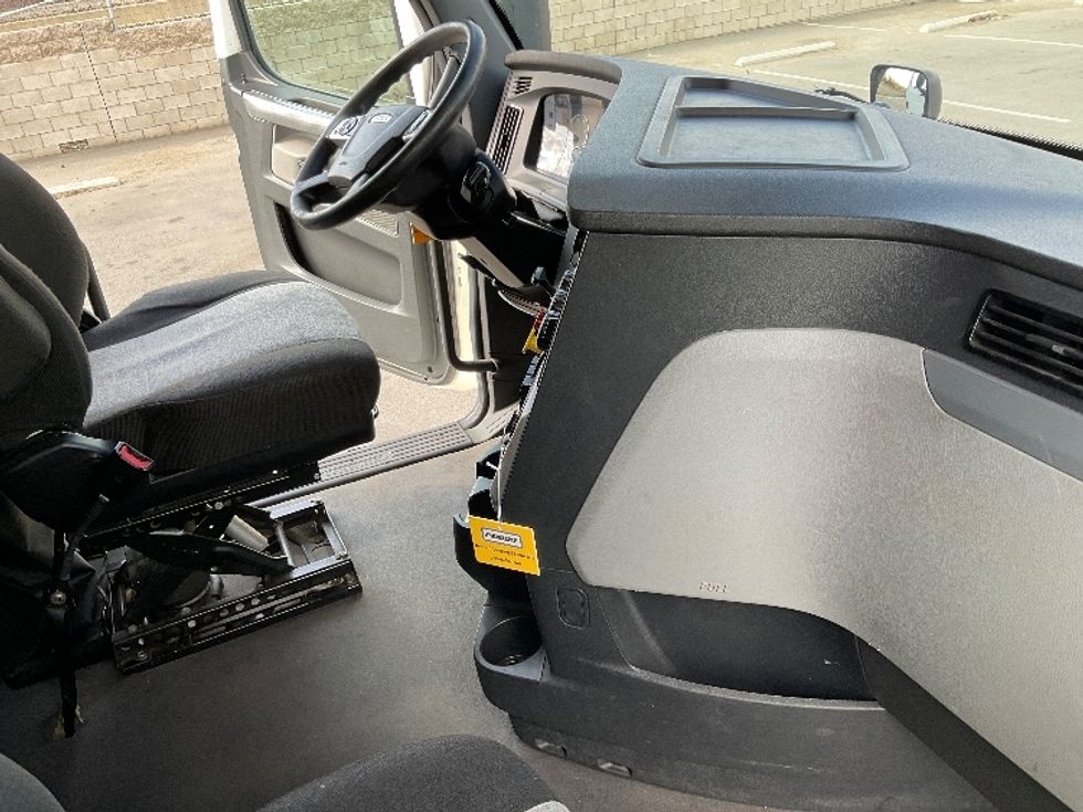 Sleeper Tractor-Heavy Duty Tractors-Freightliner-2022-T12664ST-Corona-CA-506,762\n\t\tmiles-$ 77,750 - Image 15