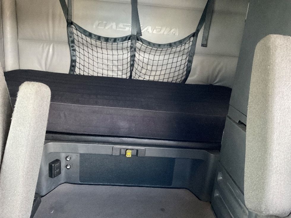 Sleeper Tractor-Heavy Duty Tractors-Freightliner-2022-T12664ST-Corona-CA-506,762\n\t\tmiles-$ 77,750 - Image 16