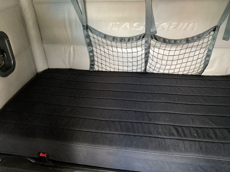 Sleeper Tractor-Heavy Duty Tractors-Freightliner-2022-T12664ST-Corona-CA-506,762\n\t\tmiles-$ 77,750 - Image 17