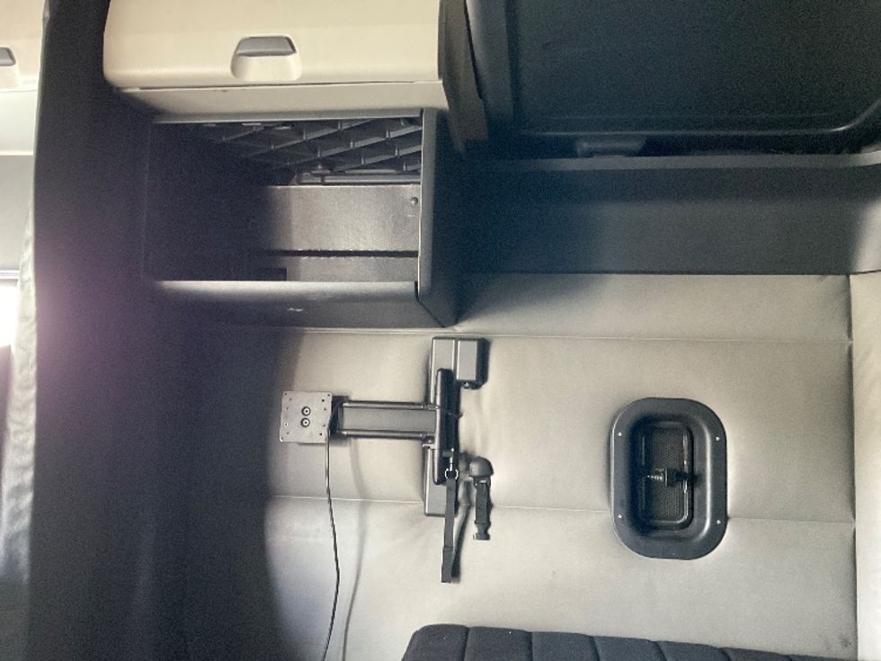 Sleeper Tractor-Heavy Duty Tractors-Freightliner-2022-T12664ST-Corona-CA-506,762\n\t\tmiles-$ 77,750 - Image 19