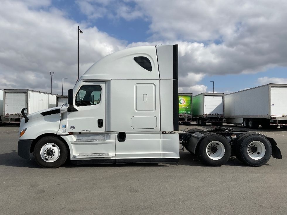 Sleeper Tractor-Heavy Duty Tractors-Freightliner-2022-T12664ST-Corona-CA-506,762\n\t\tmiles-$ 77,750 - Image 4