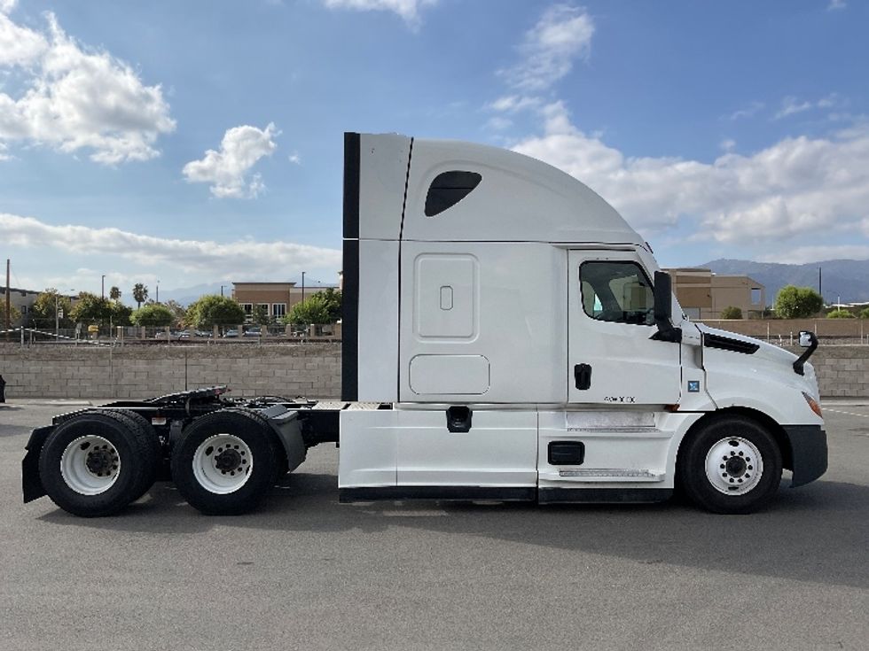 Sleeper Tractor-Heavy Duty Tractors-Freightliner-2022-T12664ST-Corona-CA-506,762\n\t\tmiles-$ 77,750 - Image 8