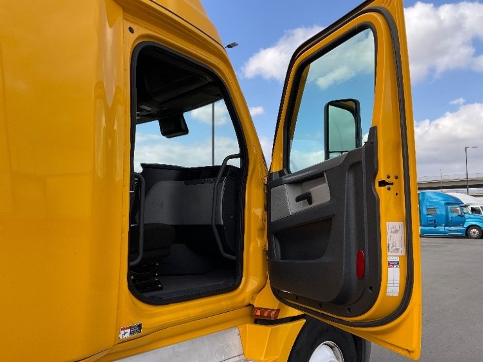 Sleeper Tractor-Heavy Duty Tractors-Freightliner-2022-T12664ST-Corona-CA-593,155\n\t\tmiles-$ 63,750 - Image 13