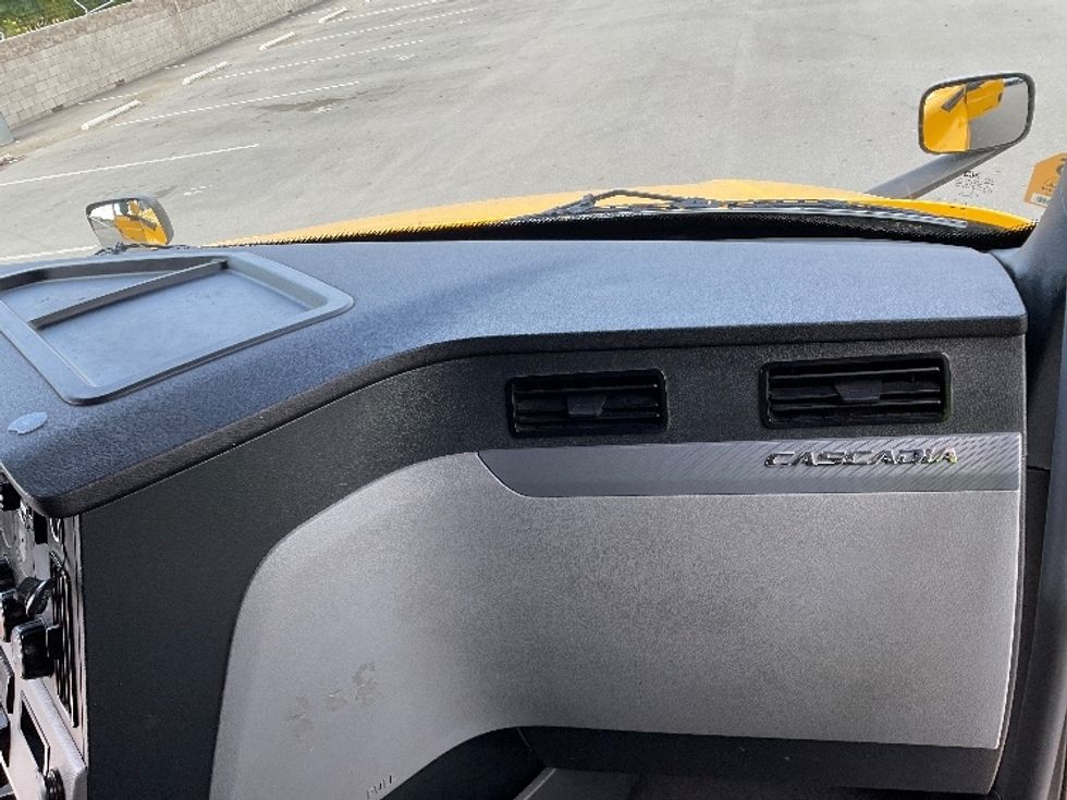 Sleeper Tractor-Heavy Duty Tractors-Freightliner-2022-T12664ST-Corona-CA-593,155\n\t\tmiles-$ 63,750 - Image 14