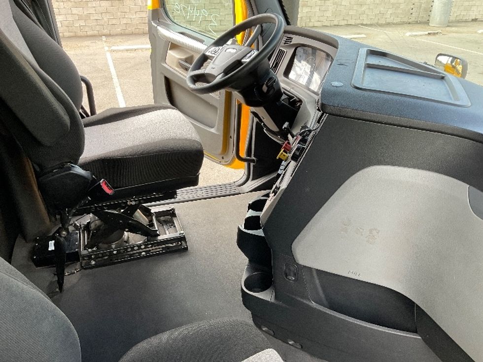 Sleeper Tractor-Heavy Duty Tractors-Freightliner-2022-T12664ST-Corona-CA-593,155\n\t\tmiles-$ 63,750 - Image 15