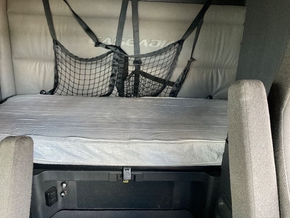 Sleeper Tractor-Heavy Duty Tractors-Freightliner-2022-T12664ST-Corona-CA-593,155\n\t\tmiles-$ 63,750 - Image 16