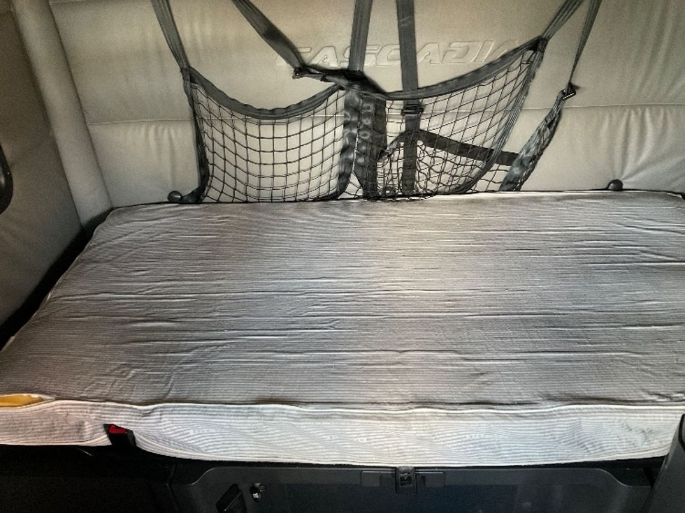 Sleeper Tractor-Heavy Duty Tractors-Freightliner-2022-T12664ST-Corona-CA-593,155\n\t\tmiles-$ 63,750 - Image 17