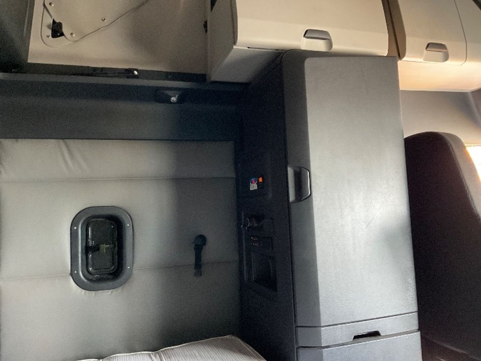 Sleeper Tractor-Heavy Duty Tractors-Freightliner-2022-T12664ST-Corona-CA-593,155\n\t\tmiles-$ 63,750 - Image 18