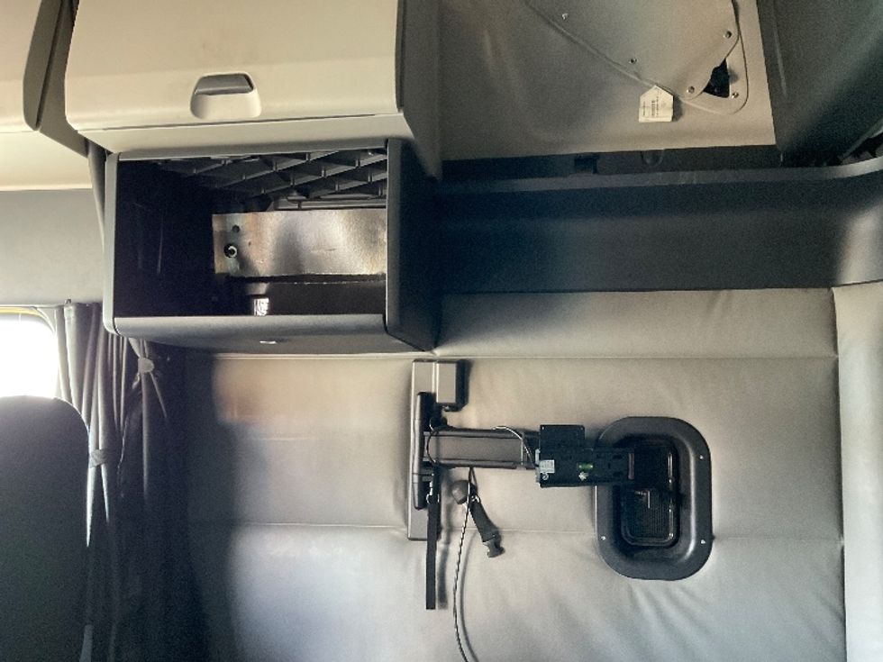 Sleeper Tractor-Heavy Duty Tractors-Freightliner-2022-T12664ST-Corona-CA-593,155\n\t\tmiles-$ 63,750 - Image 19