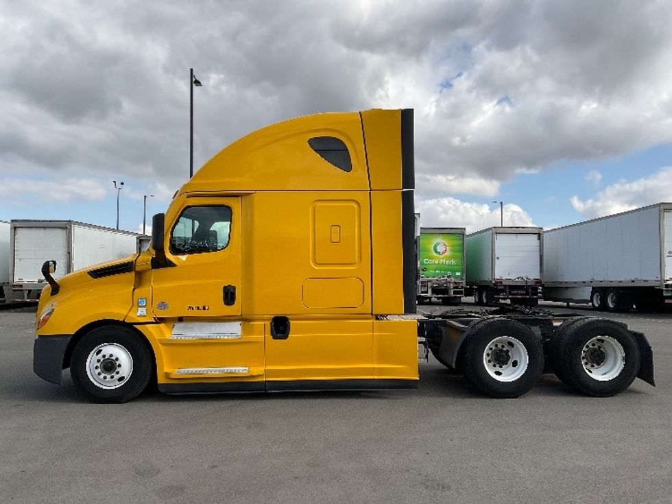 Sleeper Tractor-Heavy Duty Tractors-Freightliner-2022-T12664ST-Corona-CA-593,155\n\t\tmiles-$ 63,750 - Image 4