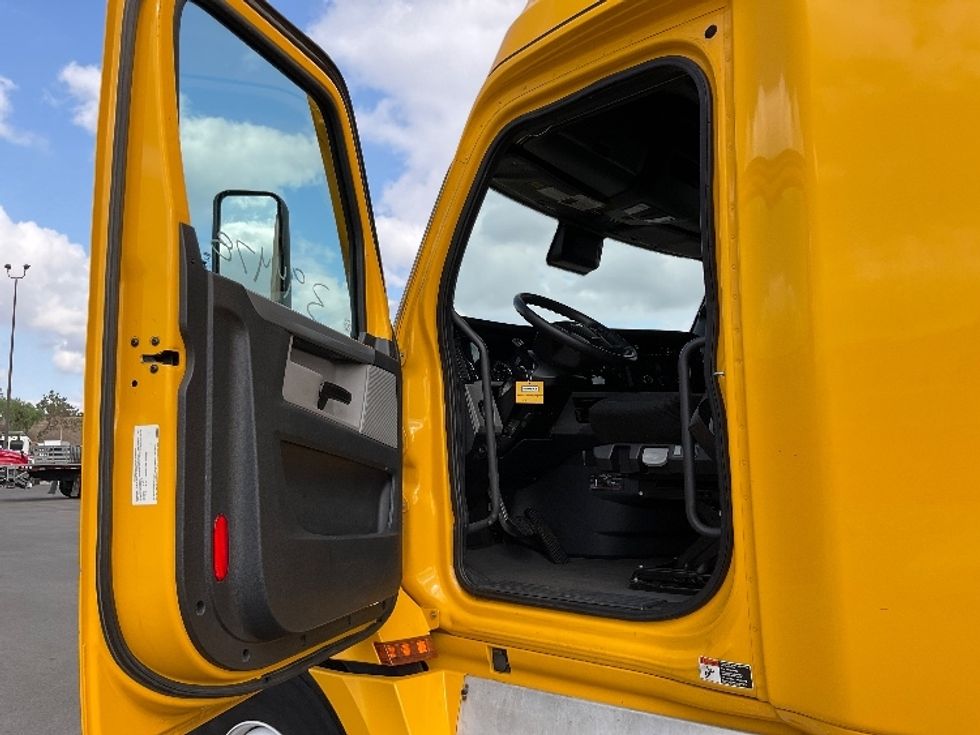 Sleeper Tractor-Heavy Duty Tractors-Freightliner-2022-T12664ST-Corona-CA-593,155\n\t\tmiles-$ 63,750 - Image 9