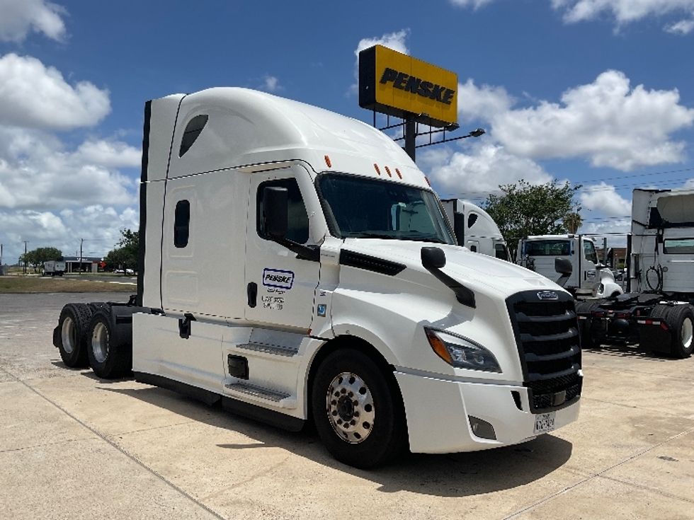 Sleeper Tractor-Heavy Duty Tractors-Freightliner-2022-T12664ST-Corpus Christi-TX-395,639\n\t\tmiles-$ 87,500 - Image 1