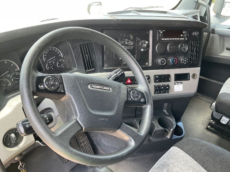 Sleeper Tractor-Heavy Duty Tractors-Freightliner-2022-T12664ST-Corpus Christi-TX-395,639\n\t\tmiles-$ 87,500 - Image 10