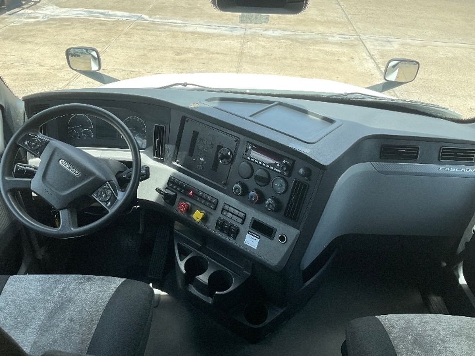 Sleeper Tractor-Heavy Duty Tractors-Freightliner-2022-T12664ST-Corpus Christi-TX-395,639\n\t\tmiles-$ 87,500 - Image 12