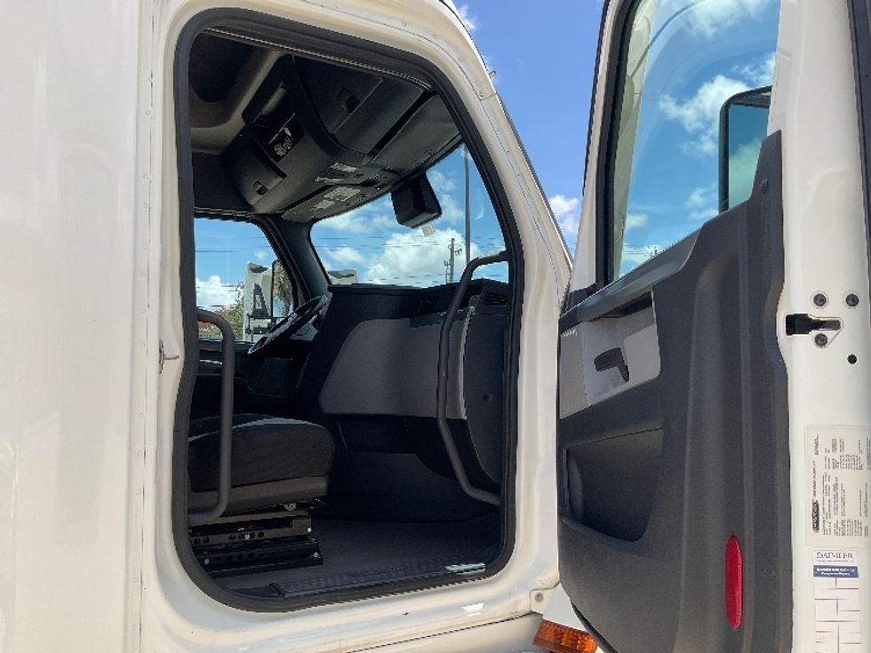 Sleeper Tractor-Heavy Duty Tractors-Freightliner-2022-T12664ST-Corpus Christi-TX-395,639\n\t\tmiles-$ 87,500 - Image 13