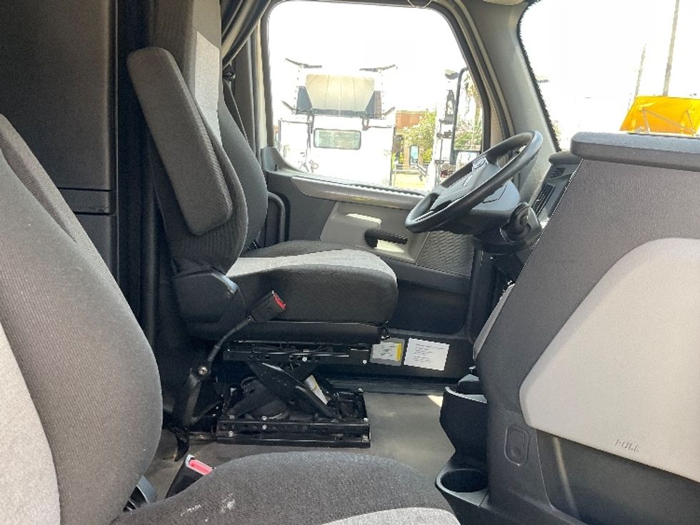 Sleeper Tractor-Heavy Duty Tractors-Freightliner-2022-T12664ST-Corpus Christi-TX-395,639\n\t\tmiles-$ 87,500 - Image 15