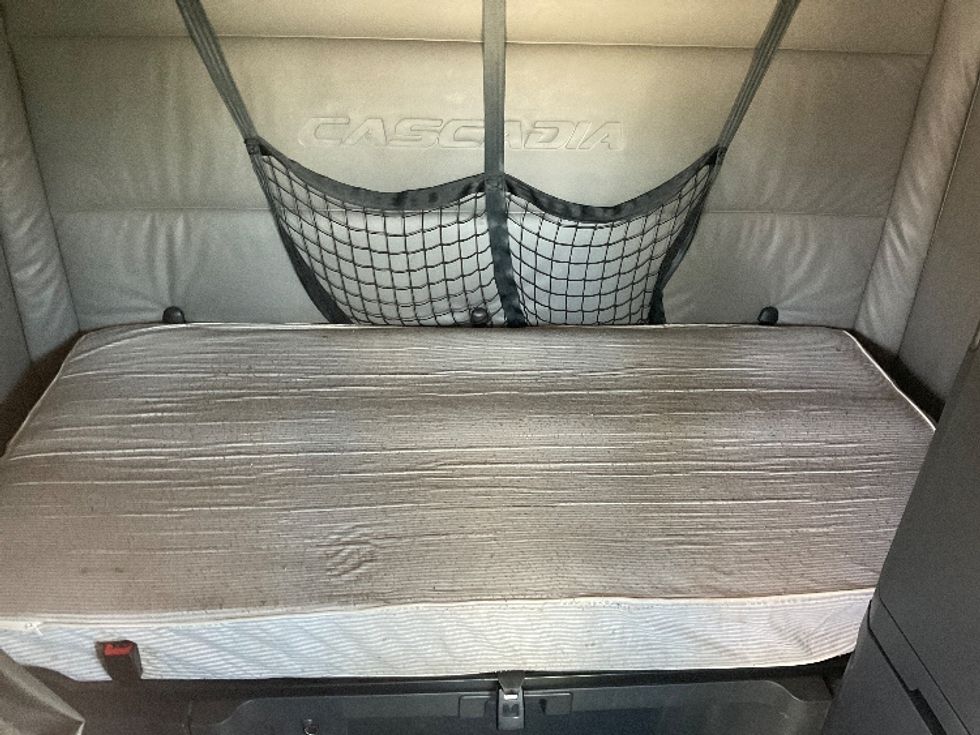 Sleeper Tractor-Heavy Duty Tractors-Freightliner-2022-T12664ST-Corpus Christi-TX-395,639\n\t\tmiles-$ 87,500 - Image 17