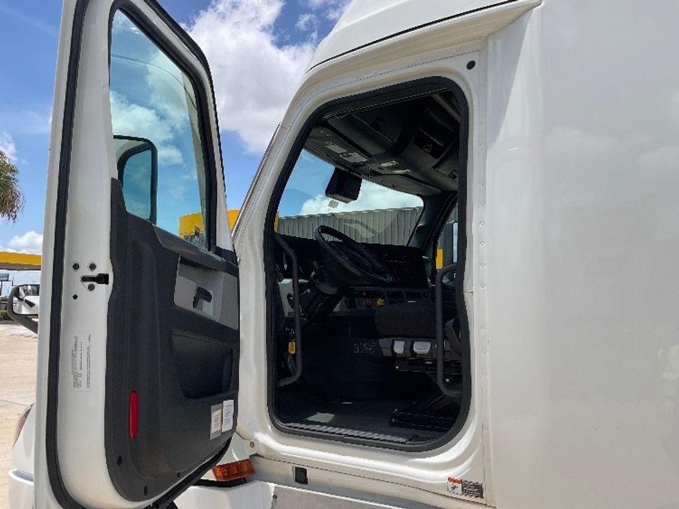 Sleeper Tractor-Heavy Duty Tractors-Freightliner-2022-T12664ST-Corpus Christi-TX-395,639\n\t\tmiles-$ 87,500 - Image 9