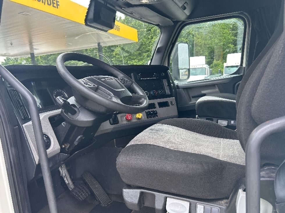 Sleeper Tractor-Heavy Duty Tractors-Freightliner-2022-T12664ST-Cranbury-NJ-541,089\n\t\tmiles-$ 68,500 - Image 10