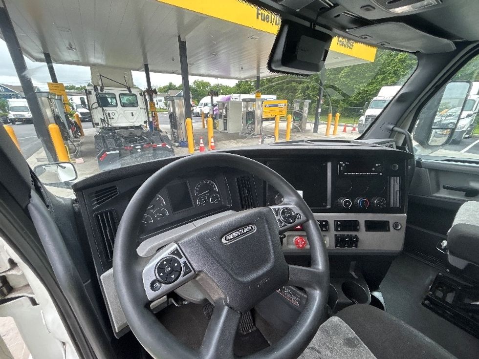 Sleeper Tractor-Heavy Duty Tractors-Freightliner-2022-T12664ST-Cranbury-NJ-541,089\n\t\tmiles-$ 68,500 - Image 11