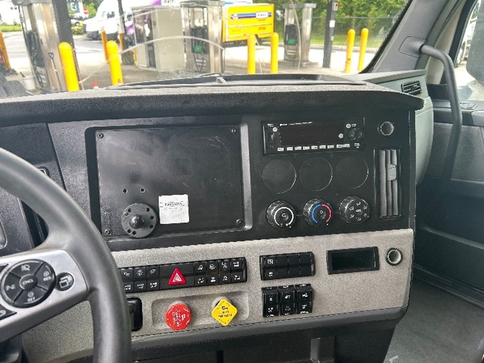 Sleeper Tractor-Heavy Duty Tractors-Freightliner-2022-T12664ST-Cranbury-NJ-541,089\n\t\tmiles-$ 68,500 - Image 12
