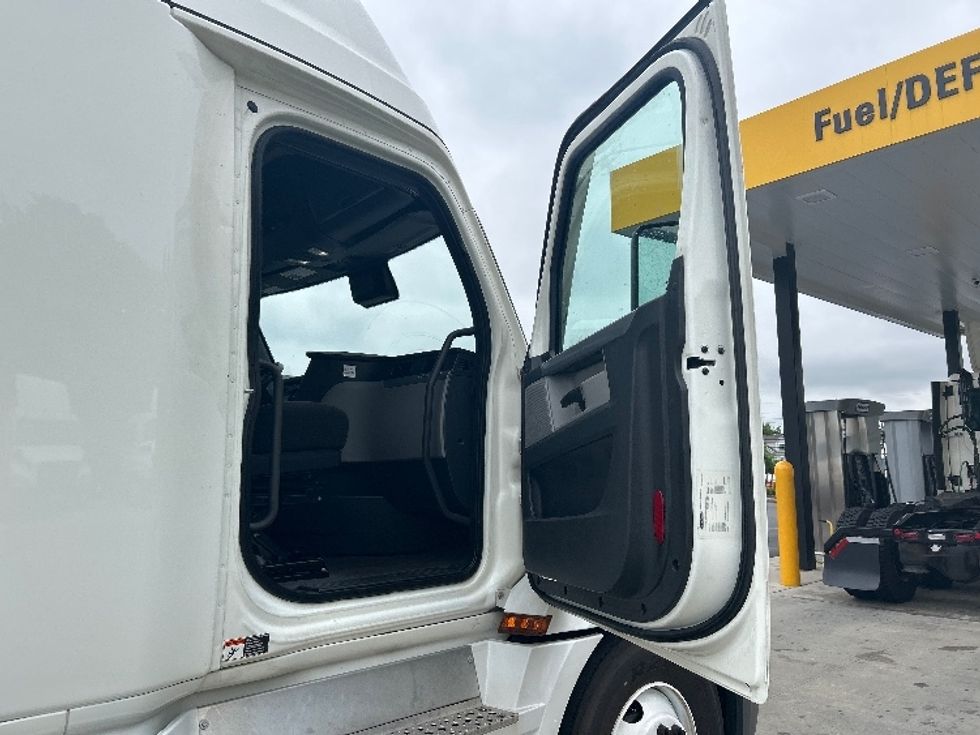 Sleeper Tractor-Heavy Duty Tractors-Freightliner-2022-T12664ST-Cranbury-NJ-541,089\n\t\tmiles-$ 68,500 - Image 13