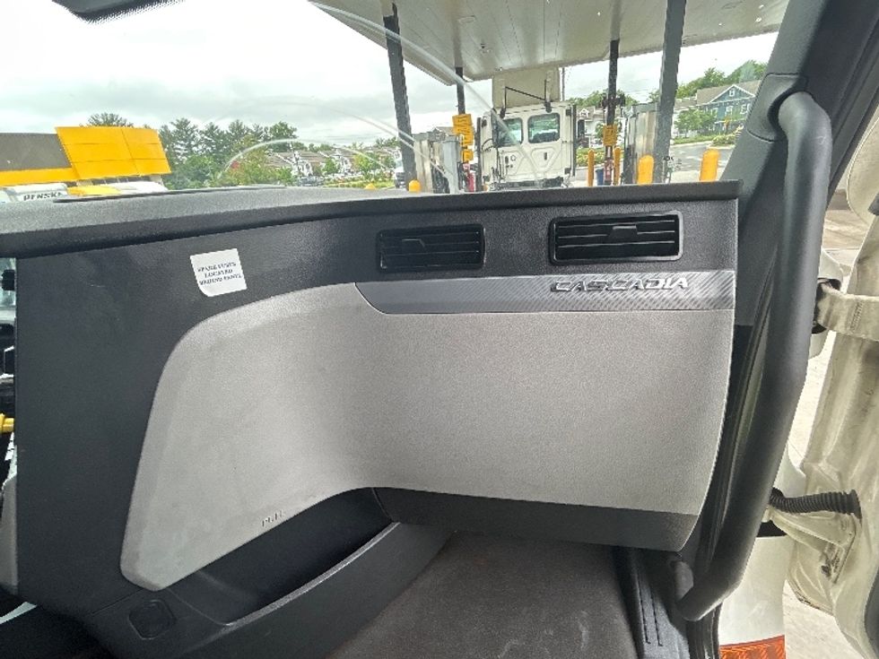 Sleeper Tractor-Heavy Duty Tractors-Freightliner-2022-T12664ST-Cranbury-NJ-541,089\n\t\tmiles-$ 68,500 - Image 14