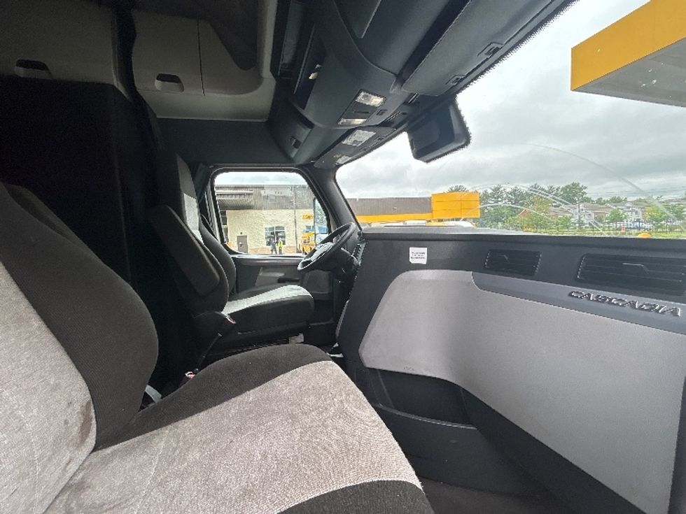 Sleeper Tractor-Heavy Duty Tractors-Freightliner-2022-T12664ST-Cranbury-NJ-541,089\n\t\tmiles-$ 68,500 - Image 15