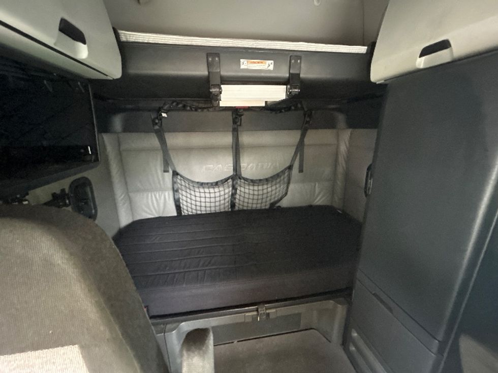 Sleeper Tractor-Heavy Duty Tractors-Freightliner-2022-T12664ST-Cranbury-NJ-541,089\n\t\tmiles-$ 68,500 - Image 16