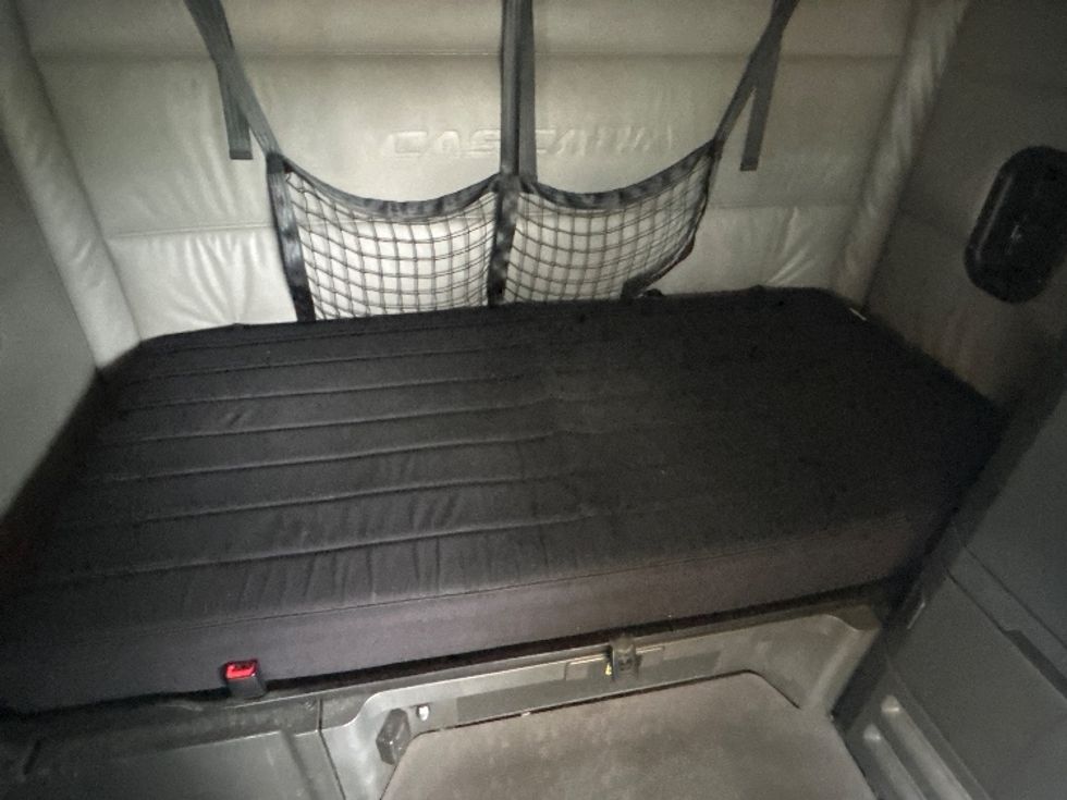 Sleeper Tractor-Heavy Duty Tractors-Freightliner-2022-T12664ST-Cranbury-NJ-541,089\n\t\tmiles-$ 68,500 - Image 17