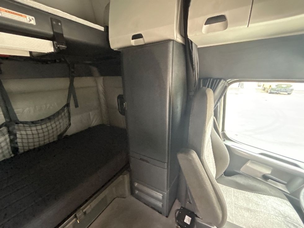 Sleeper Tractor-Heavy Duty Tractors-Freightliner-2022-T12664ST-Cranbury-NJ-541,089\n\t\tmiles-$ 68,500 - Image 18