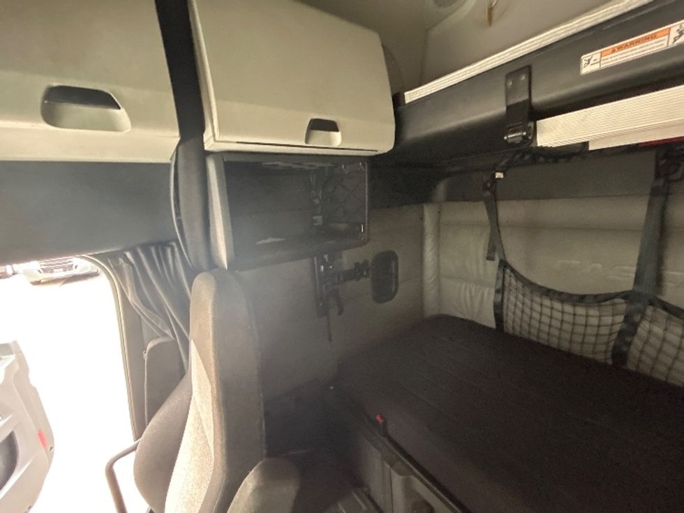 Sleeper Tractor-Heavy Duty Tractors-Freightliner-2022-T12664ST-Cranbury-NJ-541,089\n\t\tmiles-$ 68,500 - Image 19