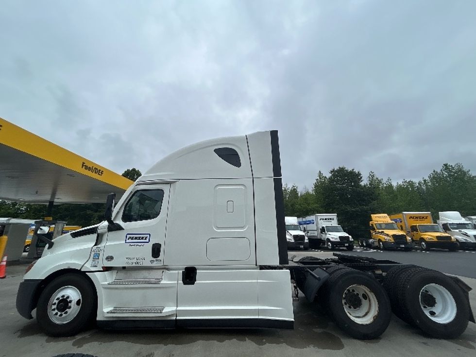Sleeper Tractor-Heavy Duty Tractors-Freightliner-2022-T12664ST-Cranbury-NJ-541,089\n\t\tmiles-$ 68,500 - Image 4