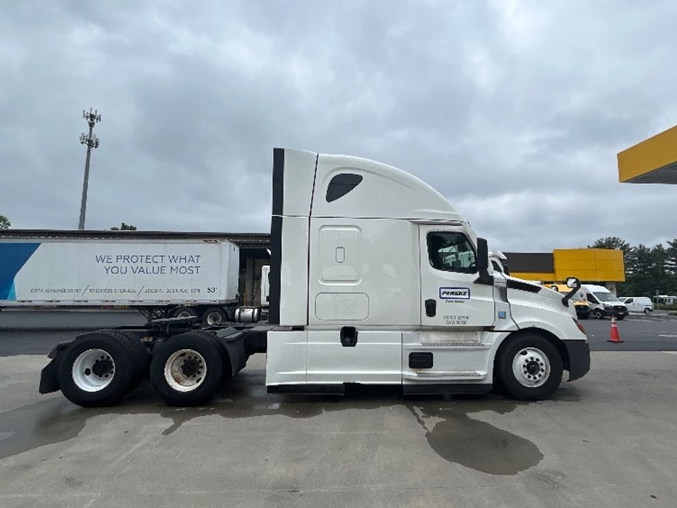 Sleeper Tractor-Heavy Duty Tractors-Freightliner-2022-T12664ST-Cranbury-NJ-541,089\n\t\tmiles-$ 68,500 - Image 8